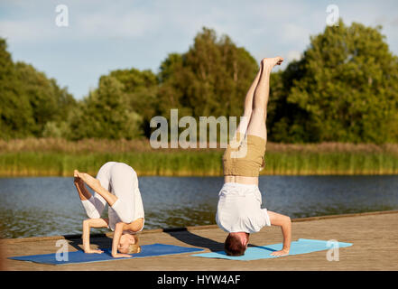 paar machen Yoga im freien Stockfoto