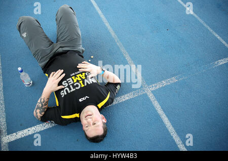 Ein Konkurrent bereitet sich auf den UK-Team-Trials für die Invictus Games Toronto 2017 an der University of Bath Sports Training Village in Bad. Stockfoto