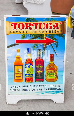 Straßenschild für einen Rum store, Cayman Inseln Stockfoto