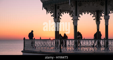 1. Dezember 2016, Brighton, UK. Menschen schauen den Sonnenuntergang von Brighton Bandstand Stockfoto