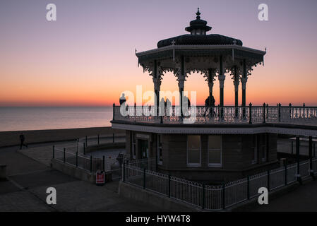 1. Dezember 2016, Brighton, UK. Menschen schauen den Sonnenuntergang von Brighton Bandstand Stockfoto