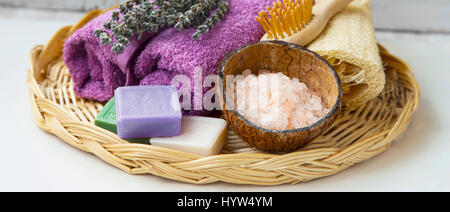 Spa-Elemente mit natürlichen Seifen und Salz, Stillleben Körperpflege Wellnessprodukt Stockfoto