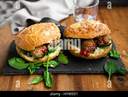 Vegane Falafel Burger mit Blattspinat und Tomatensauce Stockfoto