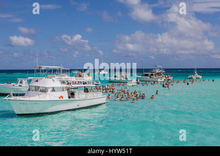 Touristen zu sammeln AtStingray Stadt, die eine Reihe von flachen Sandbänke in North Sound von Grand Cayman, Cayman-Inseln gefunden. Stockfoto