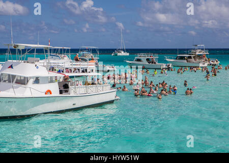 Touristen zu sammeln AtStingray Stadt, die eine Reihe von flachen Sandbänke in North Sound von Grand Cayman, Cayman-Inseln gefunden. Stockfoto