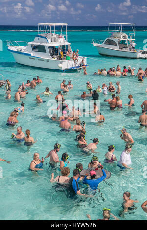 Touristen zu sammeln AtStingray Stadt, die eine Reihe von flachen Sandbänke in North Sound von Grand Cayman, Cayman-Inseln gefunden. Stockfoto