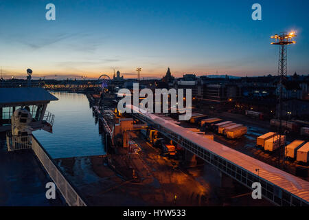 Helsinki, Finnland - 31. März 2017: nach Sonnenuntergang Blick vom Kreuzfahrtfähre auf Katajanokka Hafeninfrastruktur und Stadt. Stockfoto