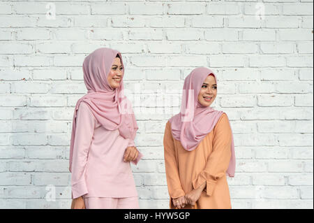 Glück-Konzept von jungen, freundlichen und lächelnden zuversichtlich Muslime weiblich. Fotogen asiatischen Muslim. Schön. Stockfoto