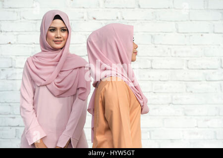 Glück-Konzept von jungen, freundlichen und lächelnden zuversichtlich Muslime weiblich. Fotogen asiatischen Muslim. Schön. Stockfoto