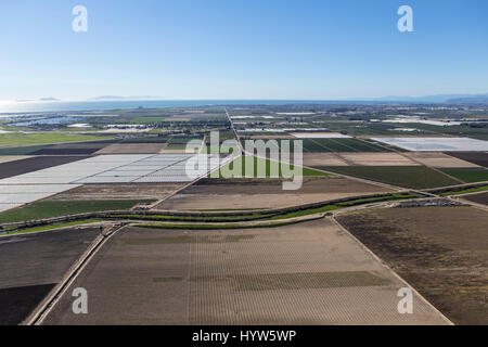 Luftaufnahme des gepflügten Äckern in der Nähe von Camarillo in Ventura County, Kalifornien. Stockfoto