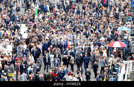 Einen Überblick über Racegoers auf Ladies Tag Randox Gesundheit Grand National in Aintree Racecourse. Stockfoto