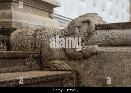 Sri Lanka, Anuradhapura ("Stadt der Ruinen'), Mahamevnawa aka Mahamegha. Alten Park in Anuradhapura, einer der heiligsten Orte für Buddhisten. Temp Stockfoto