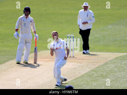 Essex Jamie Porter feiert das Wicket Lancashire Haseeb Hameed während Tag eins der Specsavers County Cricket Meisterschaften, Division One Match bei Cloudfm County Ground, Chelmsford nehmen. Stockfoto