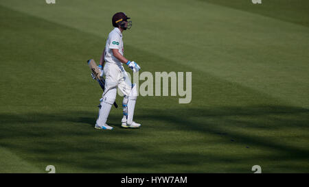 Scott Borthwick von Surrey geht über das Feld, nachdem er von Rikki Clarke von Warwickshire (nicht im Bild) während des ersten Tages der Cricket Championships von Specsavers County, Division One im Oval, London, gefangen wurde. Stockfoto