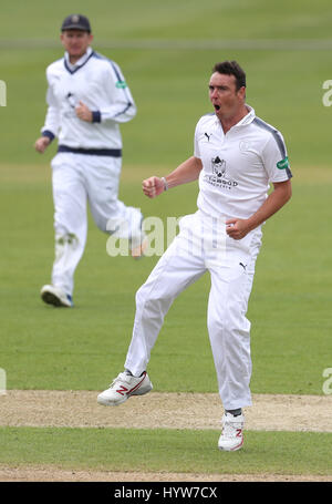 Hampshire Kyle Abbott feiert das Wicket Yorkshires Azeem Rafiq Tag eins der Specsavers County Cricket Meisterschaften, Division One Match bei Headingley, Leeds. Stockfoto