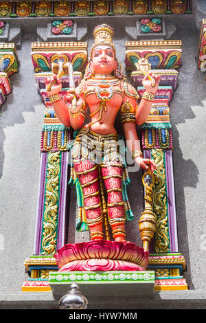 Geschnitztes Bild auf die Gopura (Turm) von Sri Maha Mariamman Temple, einem Tamil Hindi-Tempel befindet sich in der Silom Road, Bangkok, Thailand Stockfoto