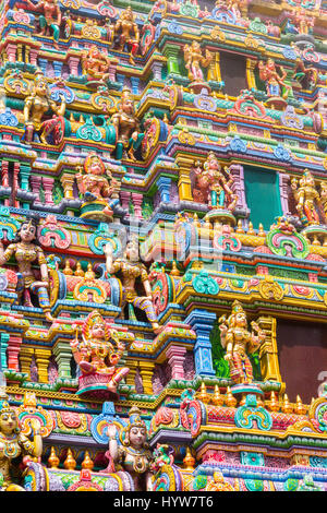 Geschnitzte Bilder auf den gopura (Turm) der Sri Maha Mariamman Tempel, ein Tamil Hindu Tempel in der Silom Road, Bangkok, Thailand Stockfoto