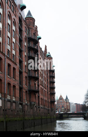 Roten Backsteingebäude im Stadtteil Speicherstadt Hamburg, Deutschland. Im Jahr 2015 wurde die ehemalige Lagerbereich ein UNESCO-Weltkulturerbe benannt. Stockfoto