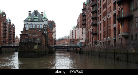 Roten Backsteingebäude im Stadtteil Speicherstadt Hamburg, Deutschland. Im Jahr 2015 wurde die ehemalige Lagerbereich ein UNESCO-Weltkulturerbe benannt. Stockfoto