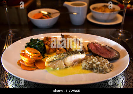 Eine gemischte Platte mit Essen serviert im Apples Restaurant in Hamburg, Deutschland. Das Restaurant ist im Park Hyatt Hamburg. Stockfoto