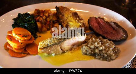 Eine gemischte Platte mit Essen serviert im Apples Restaurant in Hamburg, Deutschland. Das Restaurant ist im Park Hyatt Hamburg. Stockfoto