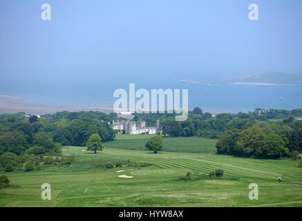 Dublin, Irland - 29. Mai 2016. Blick von der Spitze des Hügels auf Deer Schloss und Strand in Howth Stockfoto