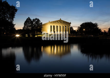 Eine lebensgroße Nachbildung des berühmten Parthenon, spiegelt sich in einem Teich in Nashville, Tennessee. Stockfoto