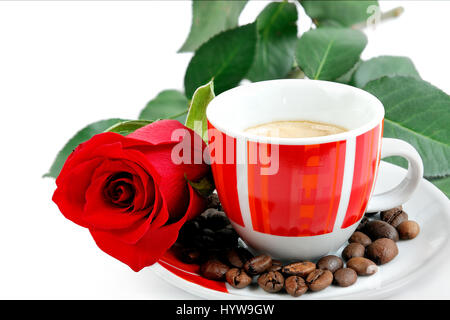 Aromatischer italienischen Kaffee serviert in einer schönen roten Tasse mit einer roten rose und Kaffeebohnen isoliert auf weißem Hintergrund. Stockfoto