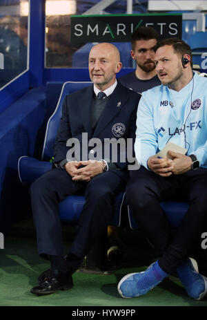 Queens Park Rangers Manager Ian Holloway und Coach Marc Bircham (rechts) während der Himmel Bet Championship match bei Loftus Road, London. Stockfoto