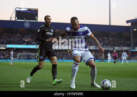 Brighton & Hove Albion Glenn Murray (links) und Queens Park Rangers Joel Lynch Kampf um den Ball während der Himmel Bet Meisterschaft match bei Loftus Road, London. Stockfoto