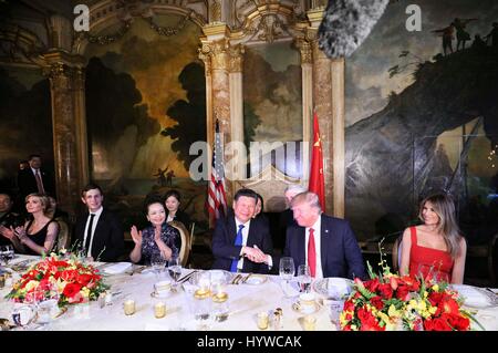 Mar-a-Lago, USA. 6. April 2017. Chinesischen Staatspräsidenten Xi Jinping und seiner Frau Peng Liyuan besuchen eine willkommene Bankett veranstaltet von US-Präsident Donald Trump und First Lady Melania Trump im Mar-a-Lago Resort in Florida, USA, 6. April 2017. Bildnachweis: Xinhua/Alamy Live-Nachrichten Stockfoto