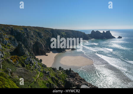 Treen, Cornwall, UK. 7. April 2017. Großbritannien Wetter. Einen warmen und sonnigen Morgen in Cornwall.  Die Strände von Treen und Porthcurno sah umwerfend mit türkisfarbenem Wasser und feinen Sand. Obwohl die Strände heute Morgen fast menschenleer waren, werden sie über das Wochenende verpackt werden, wenn das schöne Wetter anhält, es tun zu rechnen ist -. Den Strand von Treen hier zu sehen. Bildnachweis: Simon Maycock/Alamy Live-Nachrichten Stockfoto