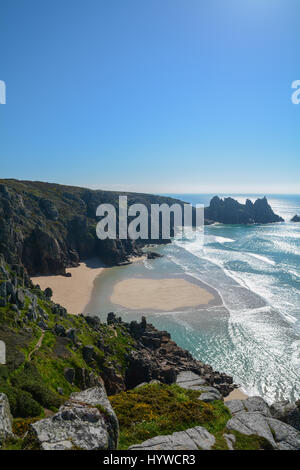 Treen, Cornwall, UK. 7. April 2017. Großbritannien Wetter. Einen warmen und sonnigen Morgen in Cornwall.  Die Strände von Treen und Porthcurno sah umwerfend mit türkisfarbenem Wasser und feinen Sand. Obwohl die Strände heute Morgen fast menschenleer waren, werden sie über das Wochenende verpackt werden, wenn das schöne Wetter anhält, es tun zu rechnen ist -. Den Strand von Treen hier zu sehen. Bildnachweis: Simon Maycock/Alamy Live-Nachrichten Stockfoto
