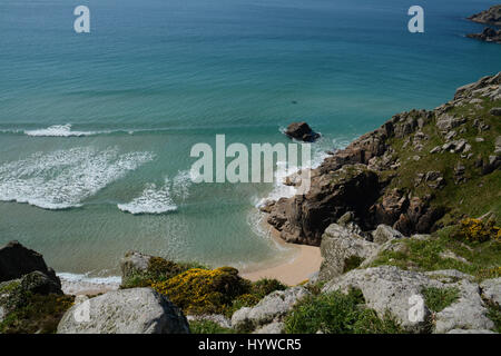 Treen, Cornwall, UK. 7. April 2017. Großbritannien Wetter. Einen warmen und sonnigen Morgen in Cornwall.  Die Strände von Treen und Porthcurno sah umwerfend mit türkisfarbenem Wasser und feinen Sand. Obwohl die Strände heute Morgen fast menschenleer waren, werden sie über das Wochenende verpackt werden, wenn das schöne Wetter anhält, es tun zu rechnen ist -. Bildnachweis: Simon Maycock/Alamy Live-Nachrichten Stockfoto