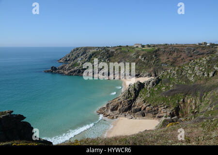 Treen, Cornwall, UK. 7. April 2017. Großbritannien Wetter. Einen warmen und sonnigen Morgen in Cornwall.  Die Strände von Treen und Porthcurno sah umwerfend mit türkisfarbenem Wasser und feinen Sand. Obwohl die Strände heute Morgen fast menschenleer waren, werden sie über das Wochenende verpackt werden, wenn das schöne Wetter anhält, es tun zu rechnen ist -. Den Strand von Porthcurno mit der Minack Theater Holding zeigt auf den Klippen hier gesehen. Bildnachweis: Simon Maycock/Alamy Live-Nachrichten Stockfoto