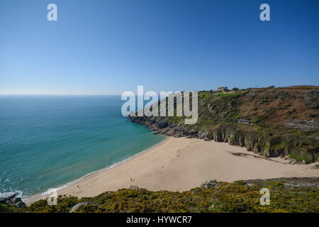 Treen, Cornwall, UK. 7. April 2017. Großbritannien Wetter. Einen warmen und sonnigen Morgen in Cornwall.  Die Strände von Treen und Porthcurno sah umwerfend mit türkisfarbenem Wasser und feinen Sand. Obwohl die Strände heute Morgen fast menschenleer waren, werden sie über das Wochenende verpackt werden, wenn das schöne Wetter anhält, es tun zu rechnen ist -. Den Strand von Porthcurno mit der Minack Theater Holding zeigt auf den Klippen hier gesehen. Bildnachweis: Simon Maycock/Alamy Live-Nachrichten Stockfoto