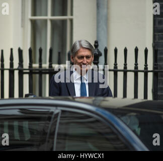 Downing Street, London, UK. 26. April 2017. Kanzler Philip Hammond verlässt Downing Street um Fragen des Premierministers im Parlament zu besuchen. Bildnachweis: Malcolm Park/Alamy Live-Nachrichten Stockfoto