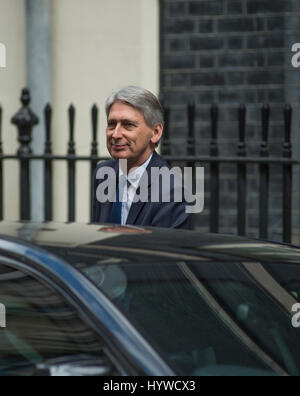 Downing Street, London, UK. 26. April 2017. Kanzler Philip Hammond verlässt Downing Street um Fragen des Premierministers im Parlament zu besuchen. Bildnachweis: Malcolm Park/Alamy Live-Nachrichten Stockfoto