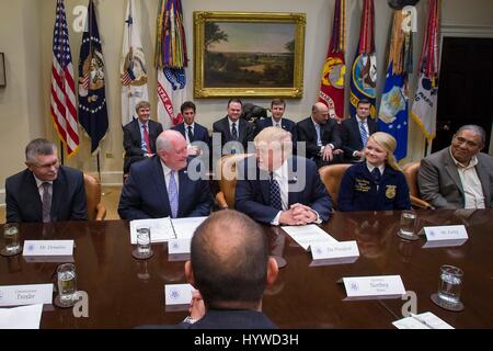 Washington, USA. 25. April 2017. US-Präsident Donald Trump spricht mit Landwirtschaftsminister Sonny Perdue, links, während ein Bauern-Roundtable im Roosevelt Room des weißen Hauses 25. April 2017 in Washington, D.C. Credit: Planetpix/Alamy Live News Stockfoto