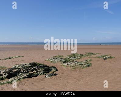 Croyde Strand, Devon, UK. 26. April 2017. Einen sonnigen, kalten und windigen Wetter Lügner. Bildnachweis: DTNews/Alamy Live Stockfoto