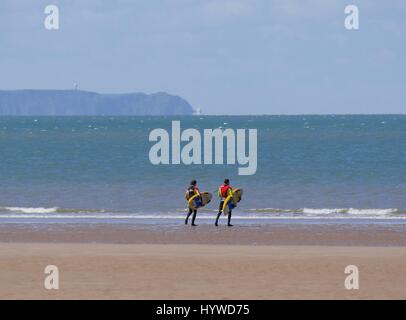 Croyde Strand, Devon, UK. 26. April 2017. Zwei Paddel Boarder an einem sonnigen, kalten und windigen Tag um Lügner. Bildnachweis: DTNews/Alamy Live Stockfoto