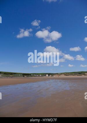 Croyde Strand, Devon, UK. 26. April 2017. auf einer sonnigen, kalten und windigen Wetter am Lügner. Bildnachweis: DTNews/Alamy Live Stockfoto