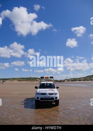 Croyde Strand, Devon, UK. 26. April 2017. auf einer sonnigen, kalten und windigen Wetter am Lügner. Bildnachweis: DTNews/Alamy Live Stockfoto