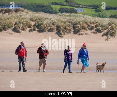 Croyde Strand, Devon, UK. 26. April 2017. auf einer sonnigen, kalten und windigen Wetter am Lügner. Bildnachweis: DTNews/Alamy Live Stockfoto