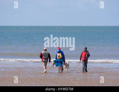 Croyde Strand, Devon, UK. 26. April 2017. auf einer sonnigen, kalten und windigen Wetter am Lügner. Bildnachweis: DTNews/Alamy Live Stockfoto