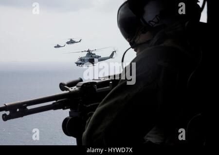 Owinawa, Japan. 26. April 2017. US Marine Corps Sgt. Mark Alvarez, mans das Tür-Geschütz auf einem UH-1Y Huey Hubschrauber, wie sie in einer Formation während einer Mission Rehearsal Übung 26. April 2017 in Okinawa, Japan fliegen. US-Truppen in der gesamten asiatischen Region haben bekämpfen Übungen erhöht, da Spannungen zwischen den USA und Nordkorea steigen weiterhin. Bildnachweis: Planetpix/Alamy Live-Nachrichten Stockfoto