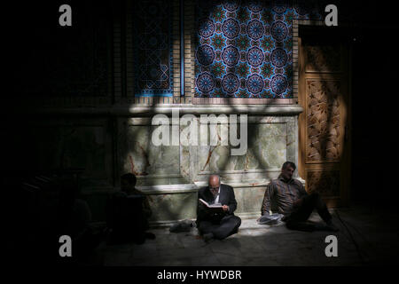 Mashhad, Iran. 25. April 2017. Am 25. April 2017 beten Pilger am Imam Reza Schrein in Mashhad, nordöstlichen Iran. Millionen von Muslimen aus verschiedenen Ländern und Regionen besuchen und beten hier jedes Jahr. Bildnachweis: Ahmad Halabisaz/Xinhua/Alamy Live-Nachrichten Stockfoto