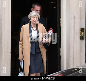 London, UK. 26. April 2017. Sebastian Mai, Prime Minister, Blätter 10 Dowing Street für Premierminister "Fragestunde im House Of Commons Credit: Ian Davidson/Alamy Live News Stockfoto