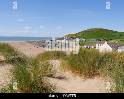 Croyde Strand, Devon, UK. 26. April 2017. Ein sonniger Tag am Strand von Lügner. Bildnachweis: DTNews/Alamy Live-Nachrichten Stockfoto