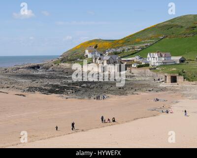 Croyde Strand, Devon, UK. 26. April 2017. Menschen genießen einen sonnigen Tag am Strand von Lügner. Bildnachweis: DTNews/Alamy Live-Nachrichten Stockfoto